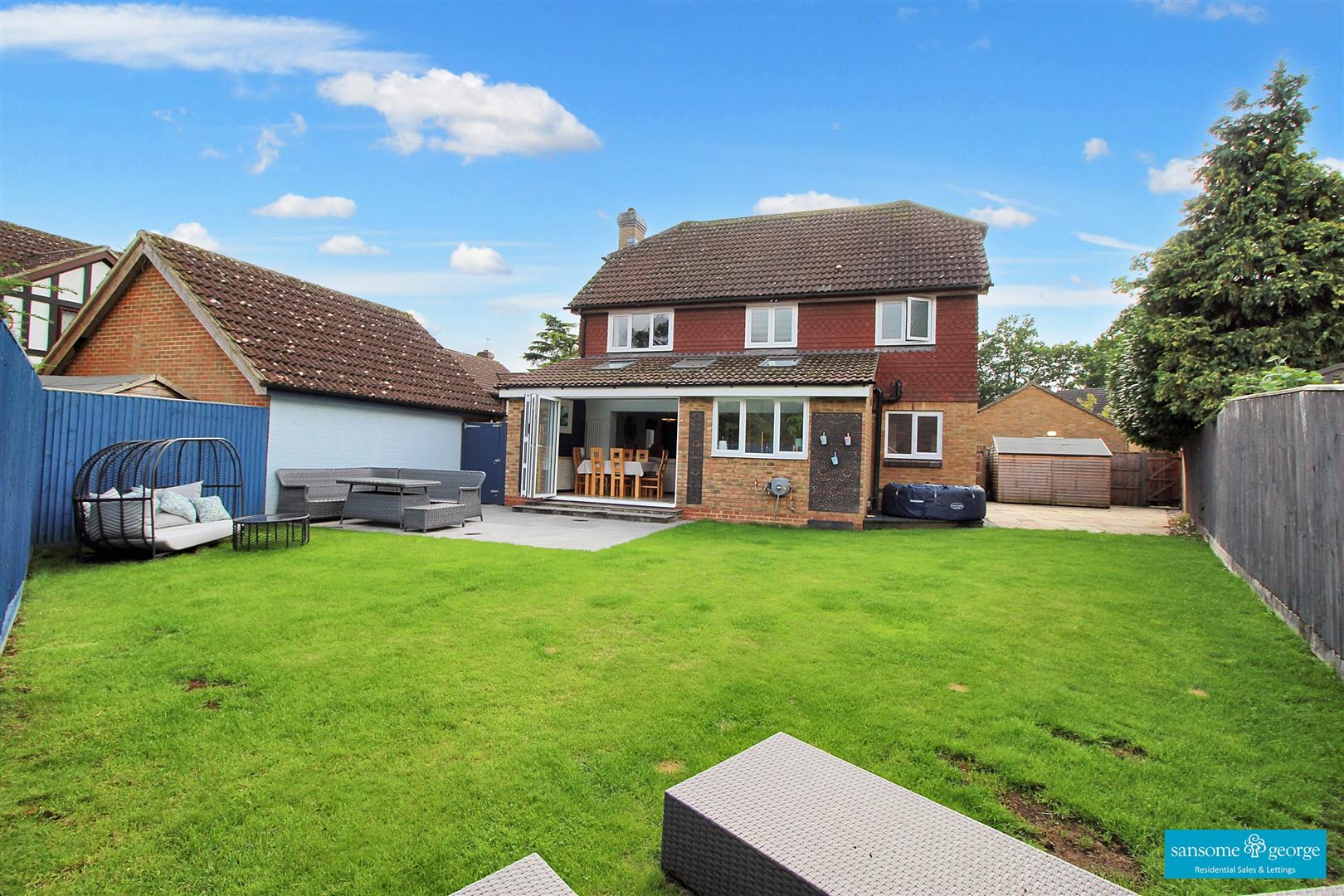 4 bed property in Farmiloe Close, Reading